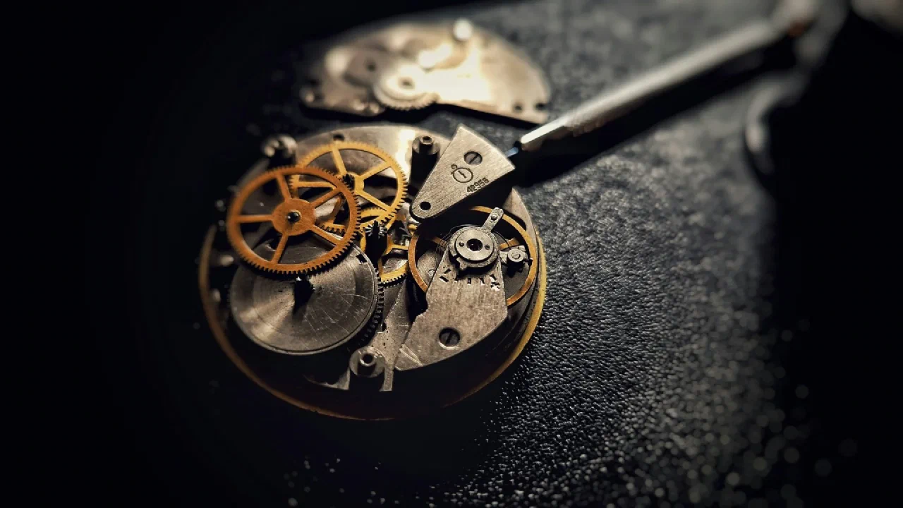 Mécanisme d'horlogerie de précision symbolisant l'approche artisanale d'Atelier Cyber en cybersécurité